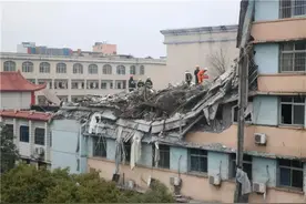 救人 | 钻进废墟，可能被埋在里边图片