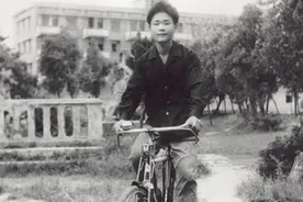 19岁农村小伙骑自行车创业，如今身价235亿，震惊世界！图片