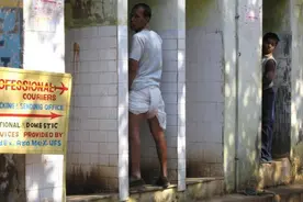 露天公厕让印度男人“霸气外漏”图片