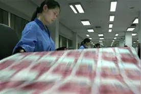 生产人民币的师傅何以如此淡定？图片