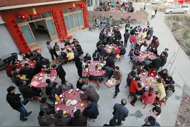 奇特的风俗让女人不能上桌吃饭图片