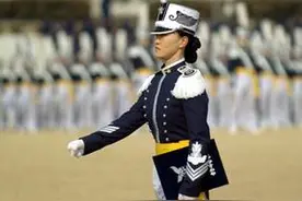 花拳绣腿的韩国女兵图片