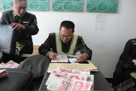 闫波：收费岗亭中的默默坚守图片