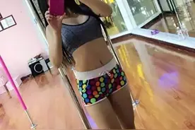 贵阳美女不顾家人反对 在钢管上舞动青春图片
