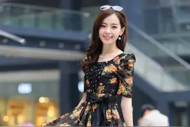多次换装，秀色可餐的大长腿丝袜美女图片