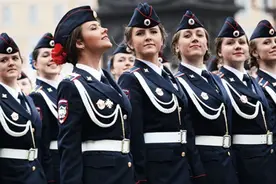 俄罗斯美女士兵图片
