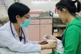 新手妈妈看到宝宝手、脚脱皮吓的赶紧跑医院！原来是虚惊。图片