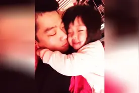 女儿当着妈妈的面和爸爸秀恩爱，妈妈嫉妒的要哭了，逗死了！图片