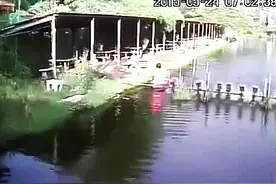 恐怖！泰国拍摄到水中现红衣女鬼夺命视频封面
