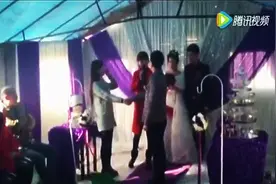 史上最经典的农村人结婚现场，伴娘就这样被彻底玩坏了！图片
