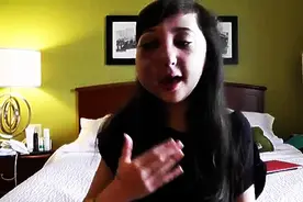 她6岁时患病致半边脸畸形，不能去上学的她竟在家做这些，太强大图片