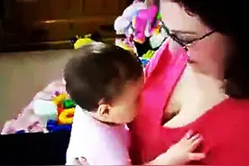 馋宝宝想吃妈妈母乳时却怎么也吃不到，着急的样子把人萌翻了图片