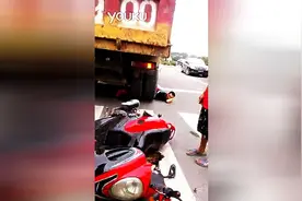悲惨车祸《车轮下的夫妻俩》惊醒身别的人，安全行驶图片