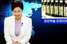 实拍：韩国新闻直播事故，美女主播笑岔气了，哈哈...视频封面