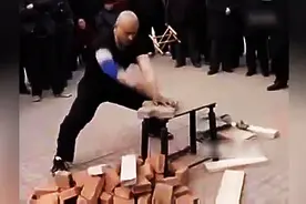 功夫小哥秀铁砂掌绝技，一分钟劈砖三十二块图片