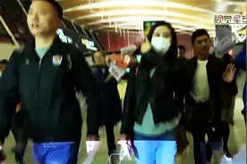 吴奇隆刘诗诗现身上海机场飞往巴厘岛 现场发喜糖.视频封面
