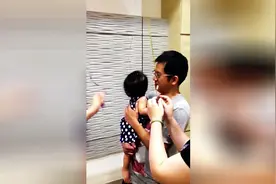 当爸爸突然戴上假发后，小宝宝看到爸爸的反应，太逗了！图片