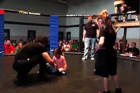 超猛女生小拳王 将对手小妹妹打哭咯视频封面