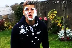 哥哥在汽车排气管里填满了剃须泡沫，弟弟下车查看，瞬间悲剧了！图片