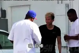 恶作剧 华裔男在黑人区敲陌生人车窗恶作剧，黑人果然暴脾气视频封面
