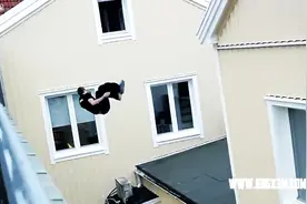 跑酷的终极悲剧，听说从此他再也没跑过酷了！图片