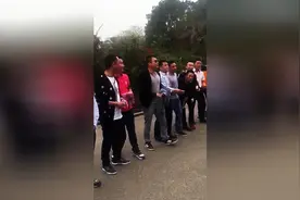游客在南宁山歌连连唱，回头率太高了！图片