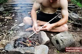 原始小哥教你在荒郊野外做弓箭，一身的手艺，看完真是服了！图片