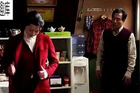 这女人为了孩子补课去老师家，进门就把外套脱了，老师好尴尬图片