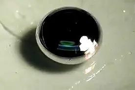 将一滴水银滴入水中，然后打开震动图片