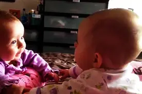 双胞胎宝宝日常交流，看着看着就笑了，拉着小手太温馨！图片