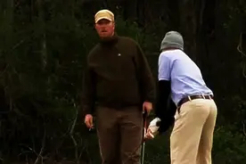 这老头钓到一条“大鱼”，围观的看的目瞪口呆，走近一看都想打他图片