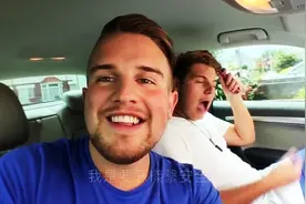 哥哥偷偷把强力胶放进发胶里，弟弟出门前用发胶整理头发，懵逼了图片