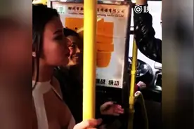 看到美女最后嫌弃的表情，大妈都乐坏了图片