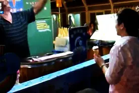 中国女孩破解土耳其冰淇淋戏法，让老板很惊讶视频封面