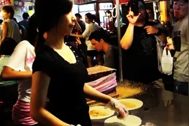 街拍夜市摆地摊美女，专心做事的女人别样的美！图片