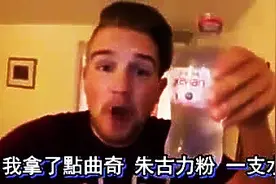 哥哥假装腹泻控制不住，直接喷在熟睡的弟弟脸上，弟弟瞬间懵逼了图片