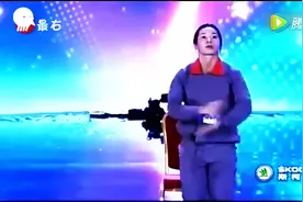 姑娘脱掉外衣后，全场不淡定了！图片