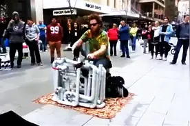 牛人用水管玩西洋打击乐，太嗨了！图片