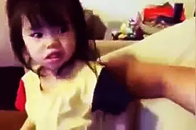 妈妈和女儿说你爸爸是我的，小姑娘崩溃了!图片