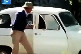观光游客为了近距离拍到狮子，竟然私自下车，最后惨被狮子吃掉！视频封面