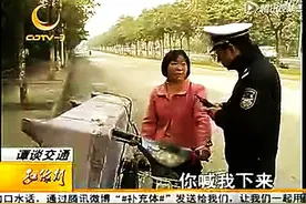 大妈调戏交警，笑翻了！图片