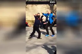 广场舞大爷与老外斗舞，功力十足带跑对方！图片