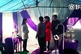 这位婚礼主持人太有才了！看完笑出泪~图片