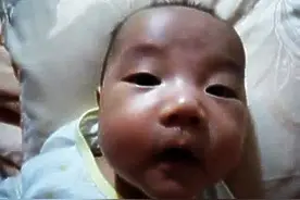 爸爸在两个月婴儿面前放音乐，宝宝的反应让他惊呆了！图片