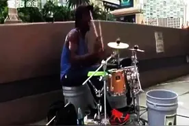 街拍摇滚鼓手演绎名曲，真是高手在民间啊图片
