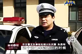 危险！老人强行通过路口，驾驶三轮车撞上油罐车！视频封面