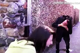 头突然下落恶作剧，对着路人现场表演，吓得妹子尖叫连连！图片