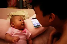 爸爸想哄宝宝睡觉，于是放摇篮曲给他听，宝宝的反应让爸爸傻眼！图片
