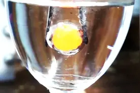 把烧红的铁球投入水杯中，慢镜头下观看，真是水火不相容！图片