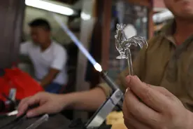 杭州大叔“烧玻璃”制成工艺品引围观图片